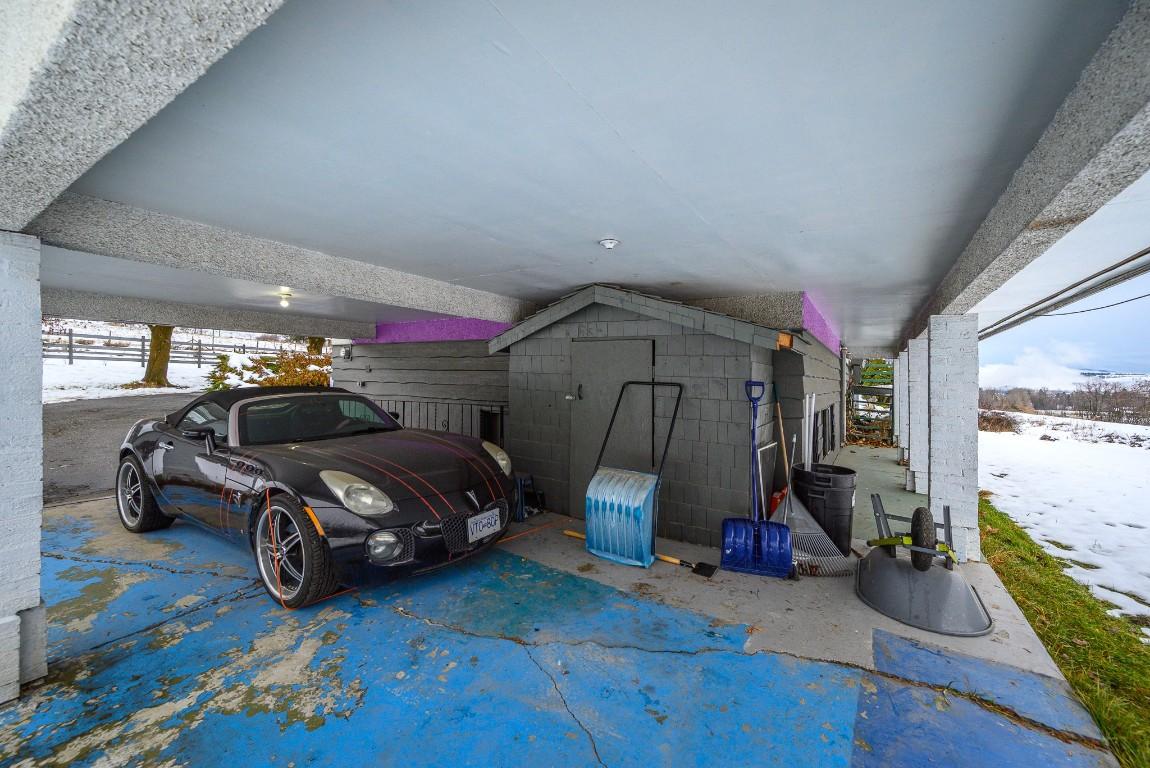 6920 Buchanan Road, Coldstream, BC - Indoor Photo Showing Garage
