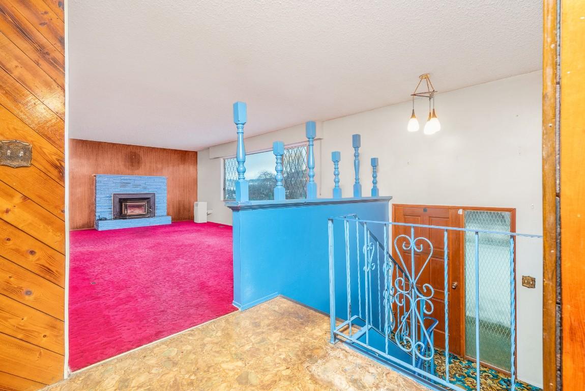 6920 Buchanan Road, Coldstream, BC - Indoor Photo Showing Other Room With Fireplace