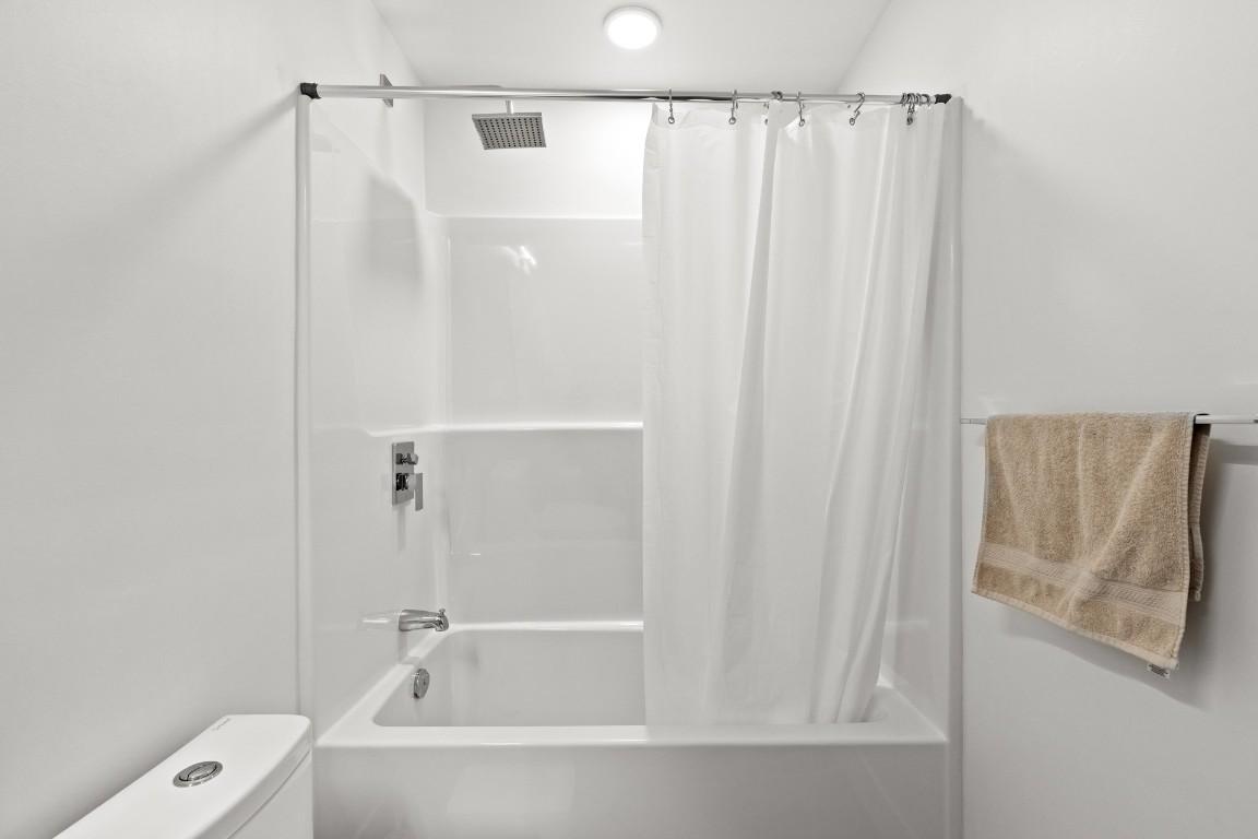 405-3634 Mission Springs Drive, Kelowna, BC - Indoor Photo Showing Bathroom