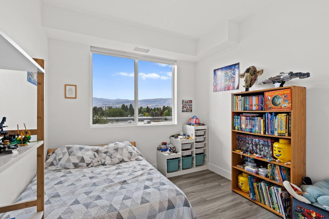 405-3634 Mission Springs Drive, Kelowna, BC - Indoor Photo Showing Bedroom