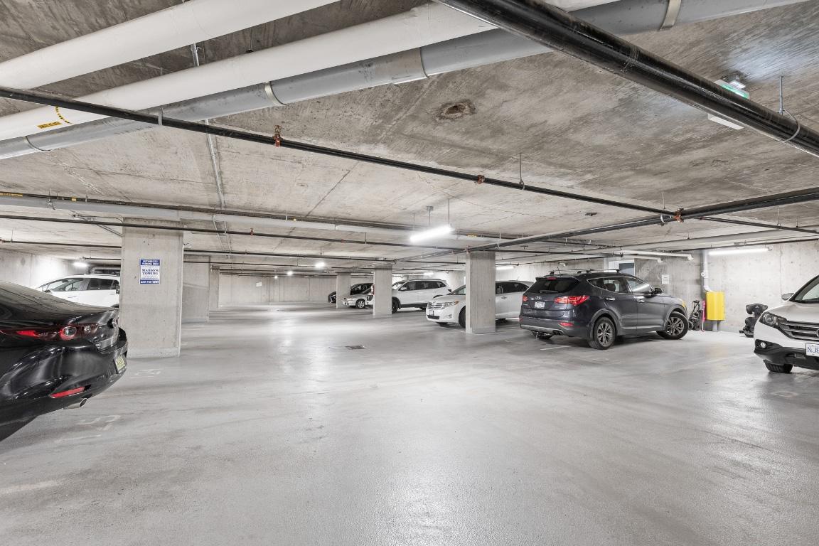 405-3634 Mission Springs Drive, Kelowna, BC - Indoor Photo Showing Garage