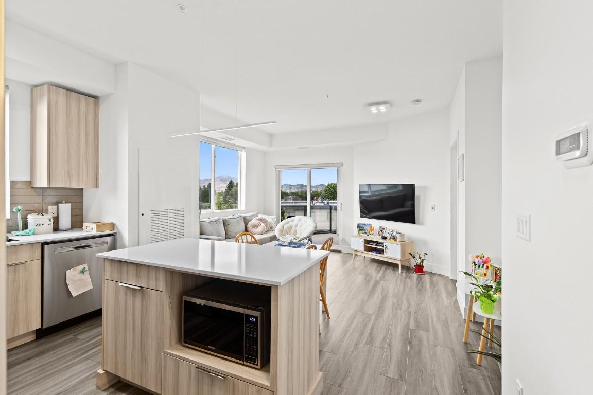 405-3634 Mission Springs Drive, Kelowna, BC - Indoor Photo Showing Kitchen