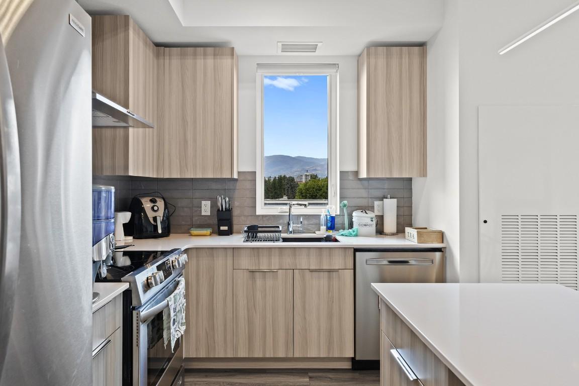 405-3634 Mission Springs Drive, Kelowna, BC - Indoor Photo Showing Kitchen