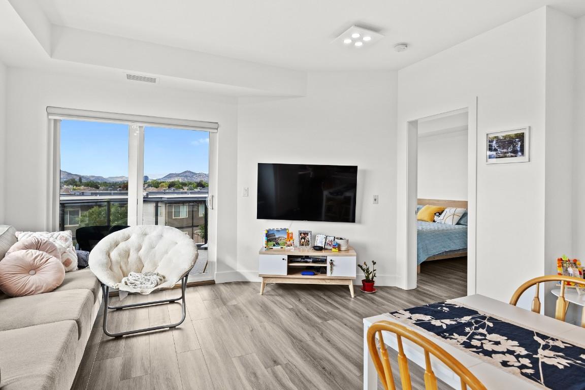 405-3634 Mission Springs Drive, Kelowna, BC - Indoor Photo Showing Living Room