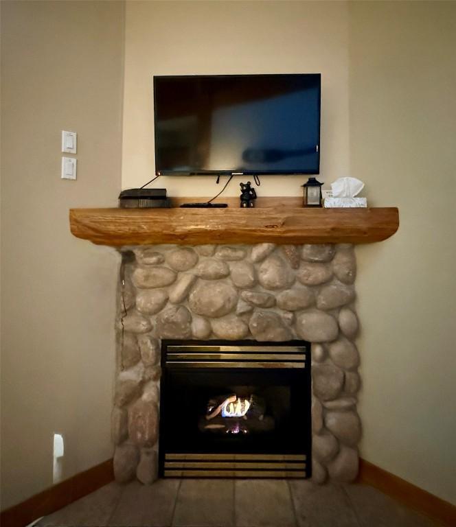 210-300 Stemwinder Drive, Kimberley, BC - Indoor Photo Showing Living Room With Fireplace