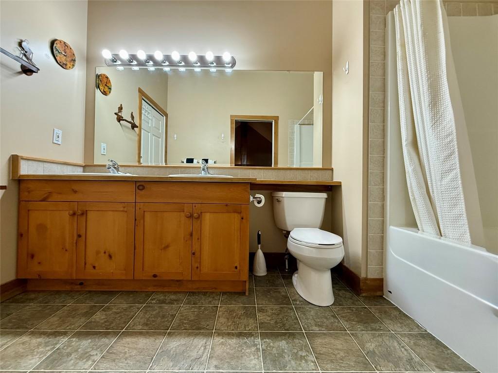 210-300 Stemwinder Drive, Kimberley, BC - Indoor Photo Showing Bathroom