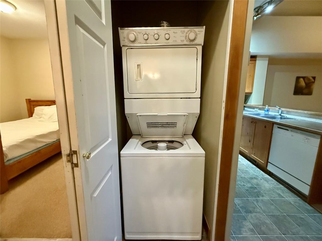 210-300 Stemwinder Drive, Kimberley, BC - Indoor Photo Showing Laundry Room