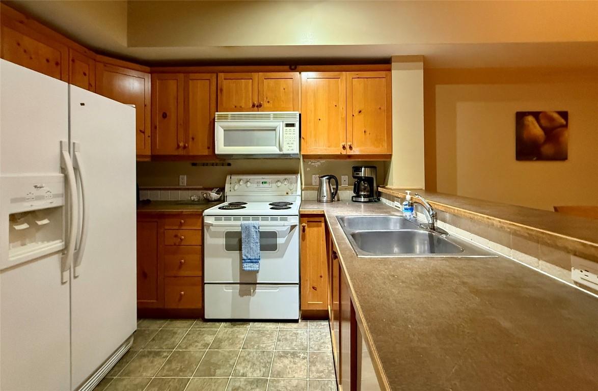 210-300 Stemwinder Drive, Kimberley, BC - Indoor Photo Showing Kitchen With Double Sink