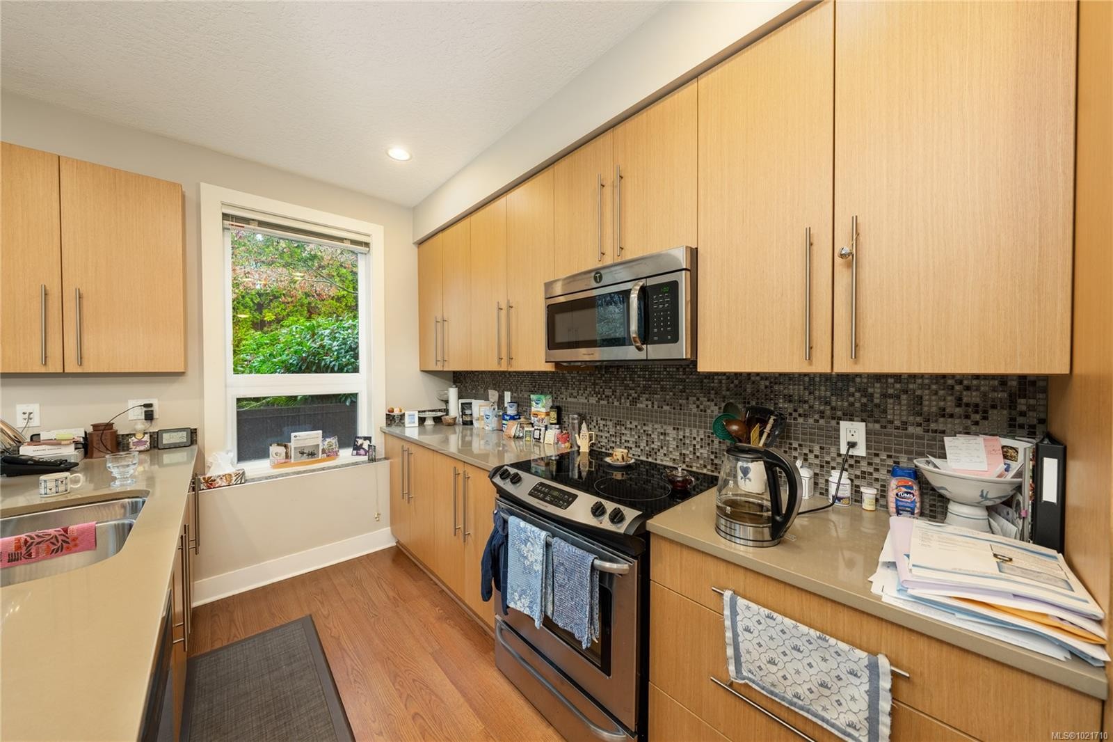 103-4529 West Saanich Rd, Saanich, BC - Indoor Photo Showing Kitchen