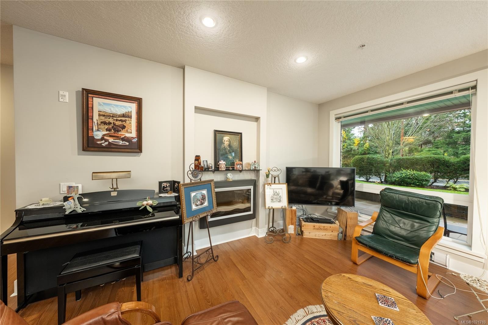 103-4529 West Saanich Rd, Saanich, BC - Indoor Photo Showing Other Room With Fireplace