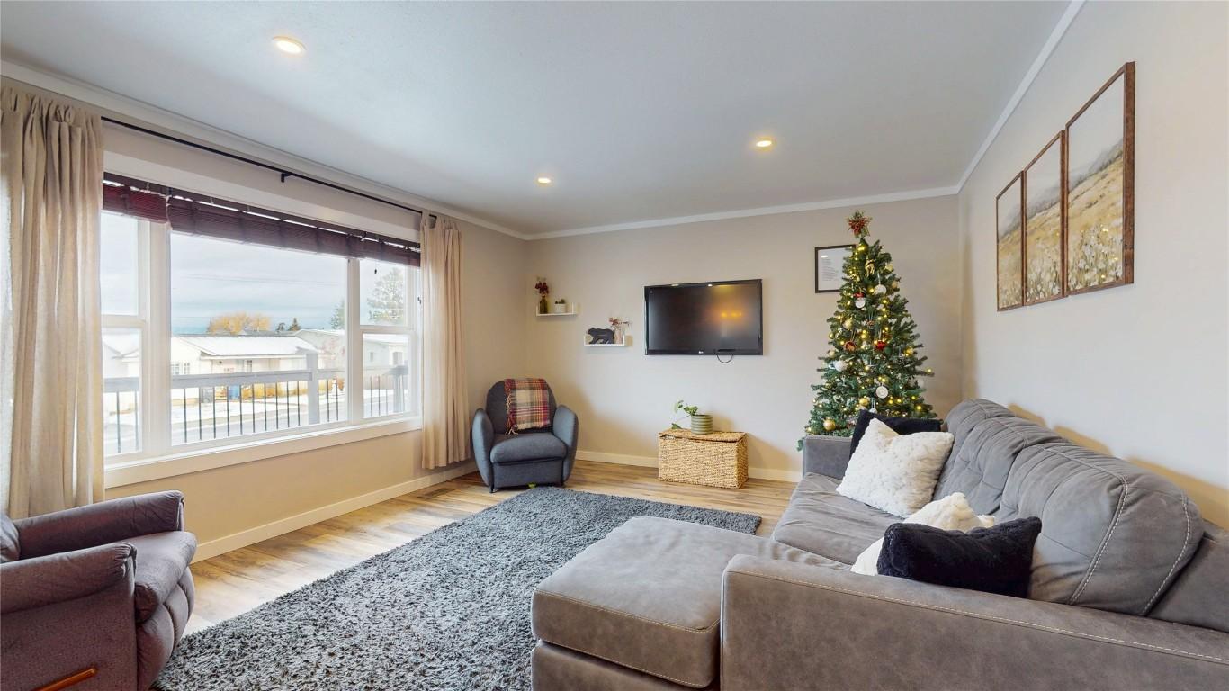 203 8Th Street, Cranbrook, BC - Indoor Photo Showing Living Room