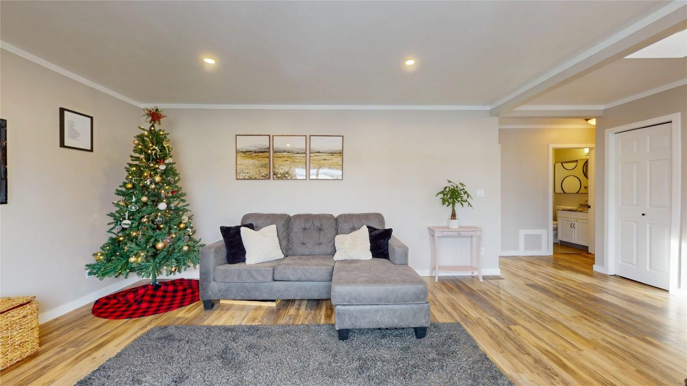 203 8Th Street, Cranbrook, BC - Indoor Photo Showing Living Room