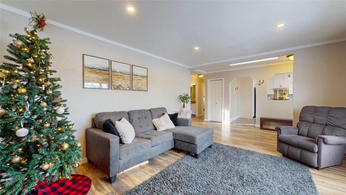 203 8Th Street, Cranbrook, BC - Indoor Photo Showing Living Room
