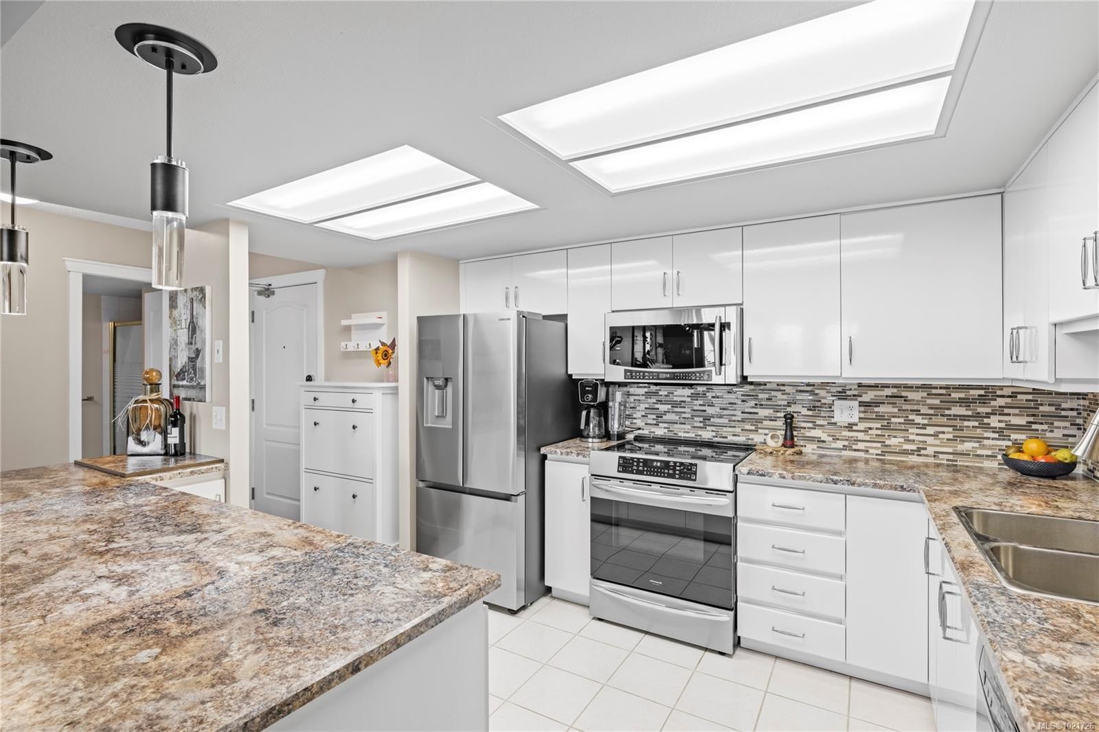 206-158 Promenade Dr, Nanaimo, BC - Indoor Photo Showing Kitchen With Double Sink With Upgraded Kitchen
