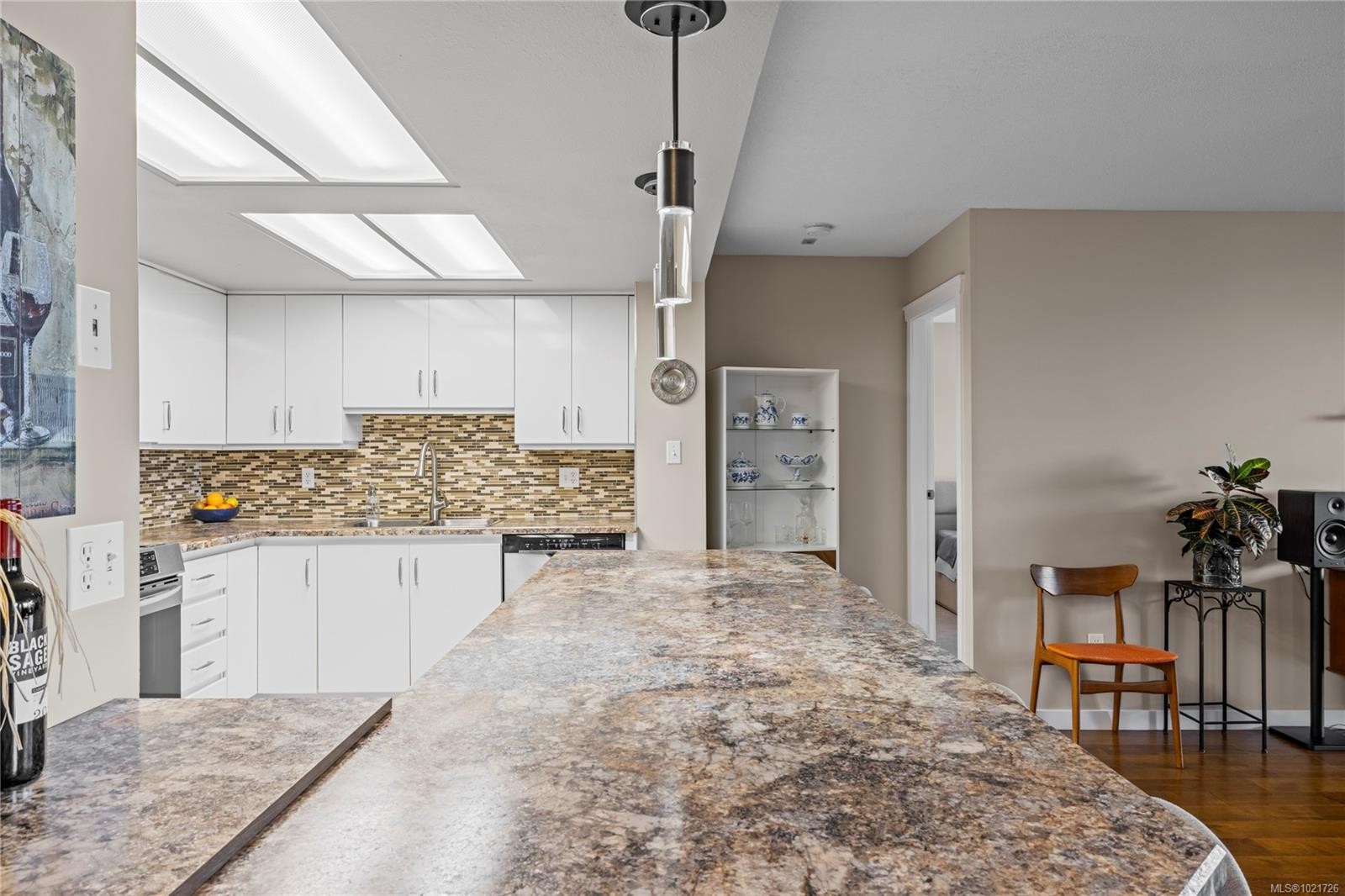 206-158 Promenade Dr, Nanaimo, BC - Indoor Photo Showing Kitchen With Upgraded Kitchen