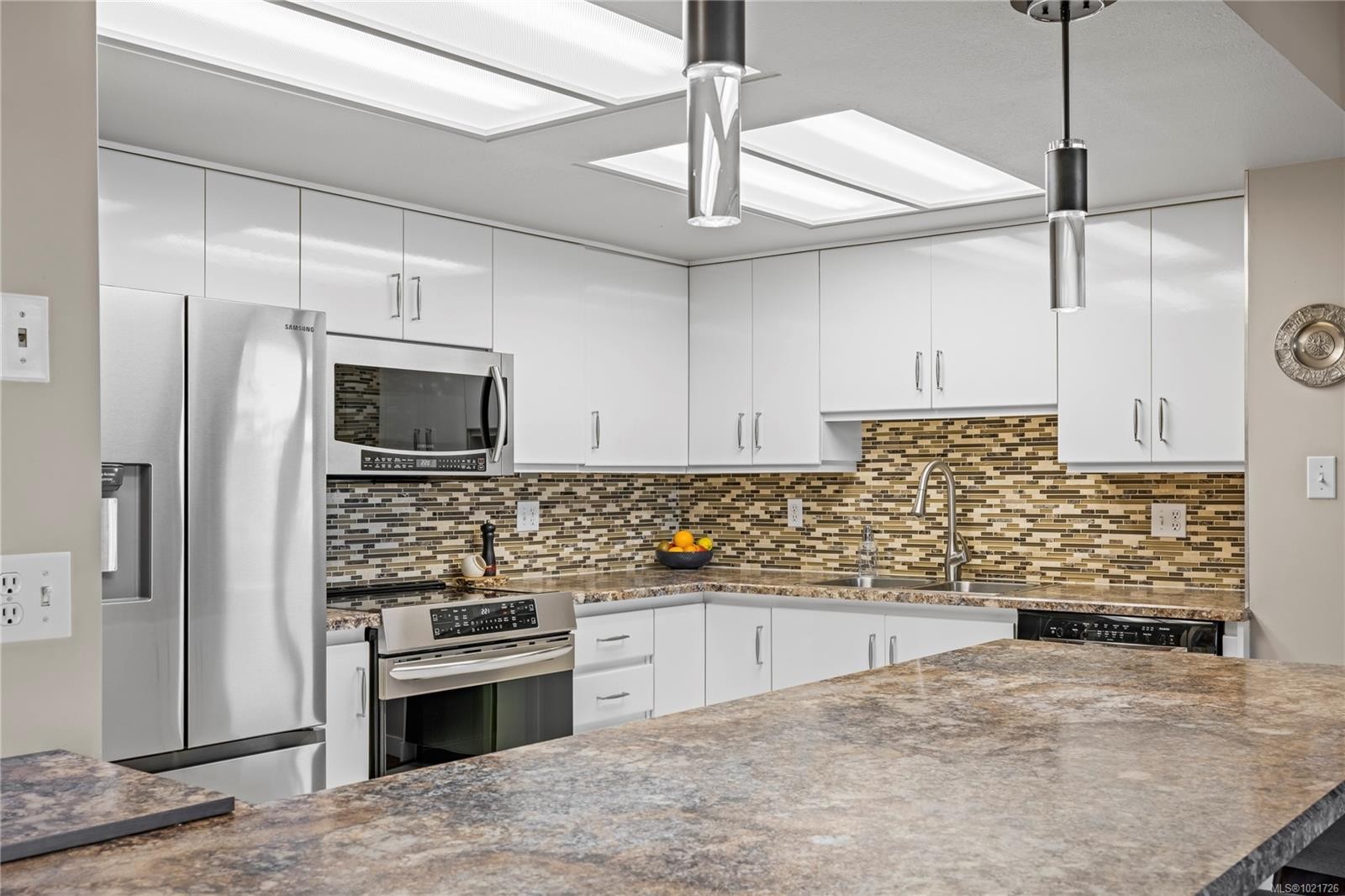 206-158 Promenade Dr, Nanaimo, BC - Indoor Photo Showing Kitchen With Double Sink With Upgraded Kitchen