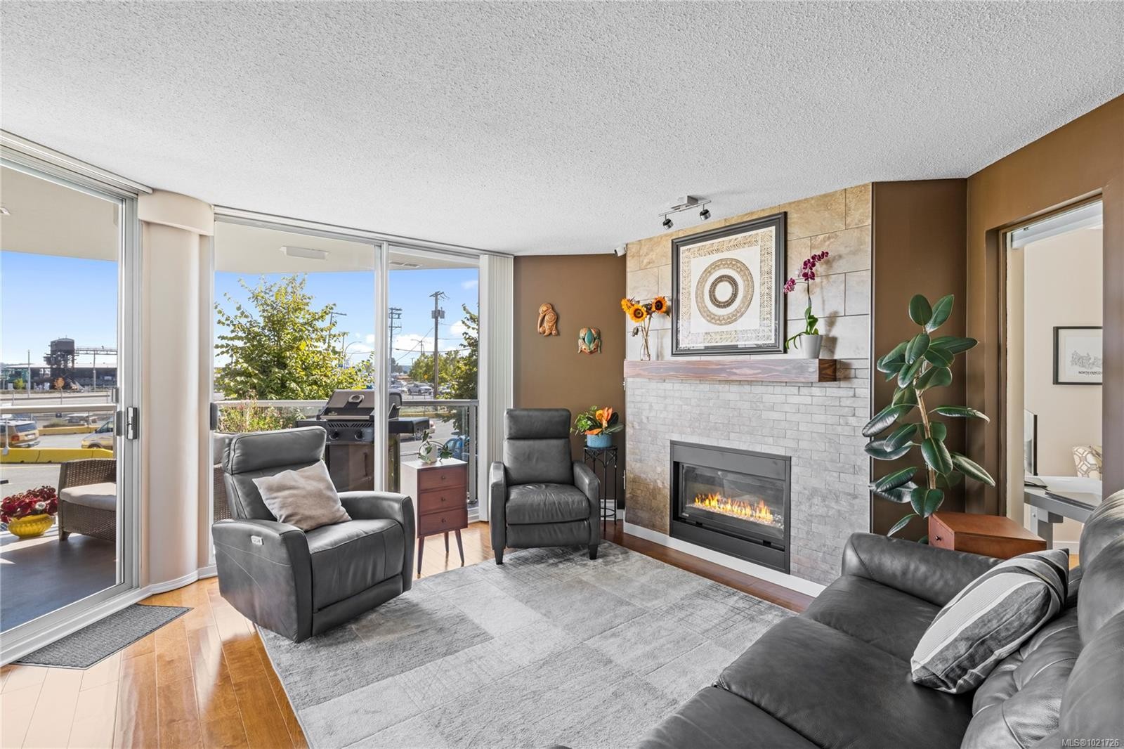 206-158 Promenade Dr, Nanaimo, BC - Indoor Photo Showing Living Room With Fireplace