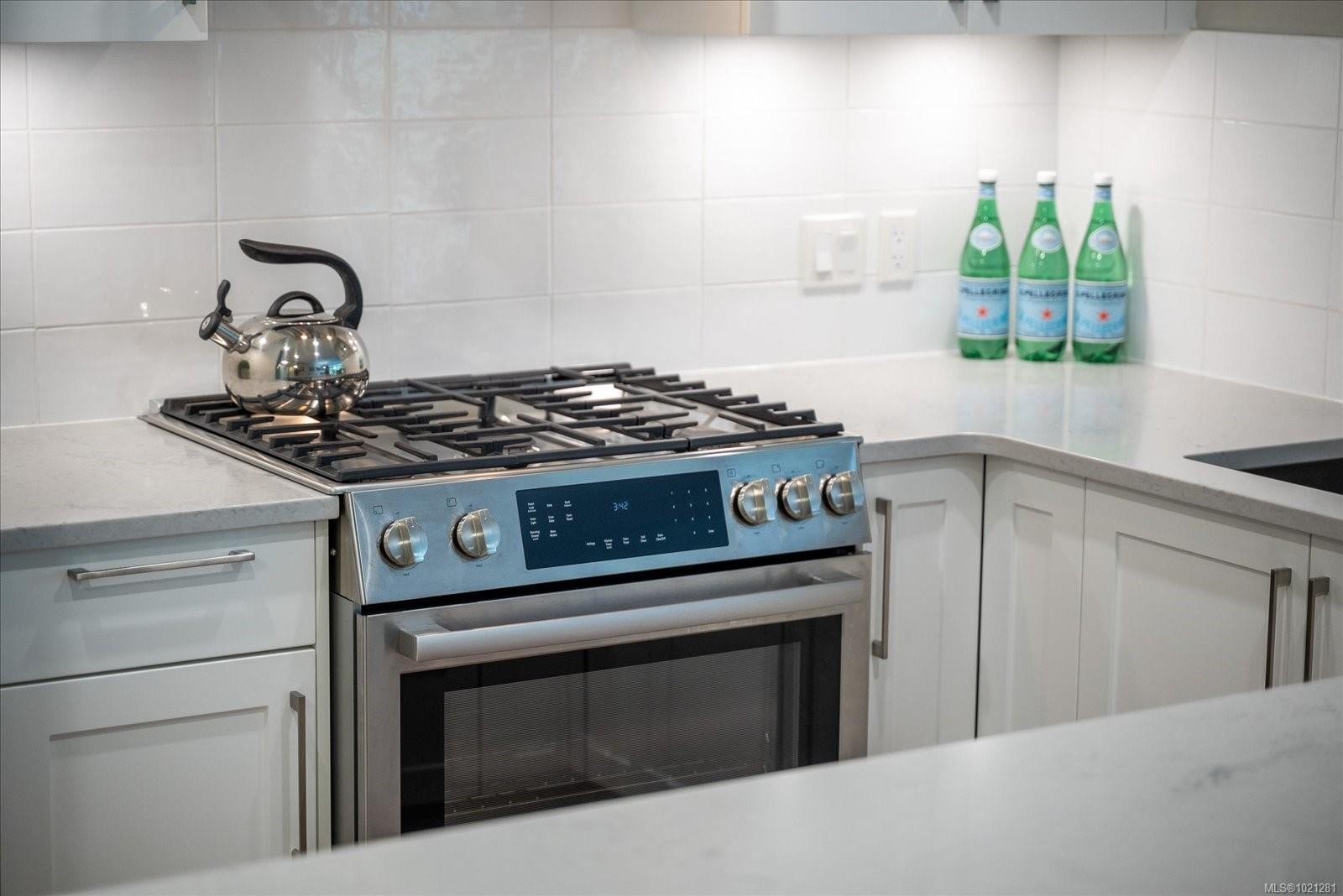 305-3529 Dolphin Dr, Nanoose Bay, BC - Indoor Photo Showing Kitchen With Upgraded Kitchen