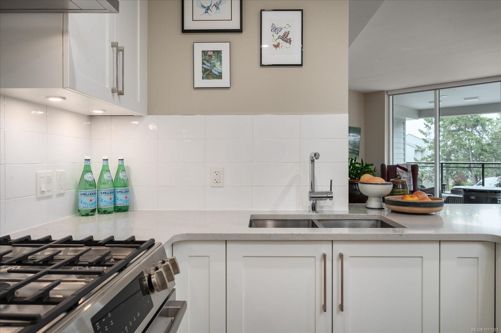 305-3529 Dolphin Dr, Nanoose Bay, BC - Indoor Photo Showing Kitchen With Double Sink