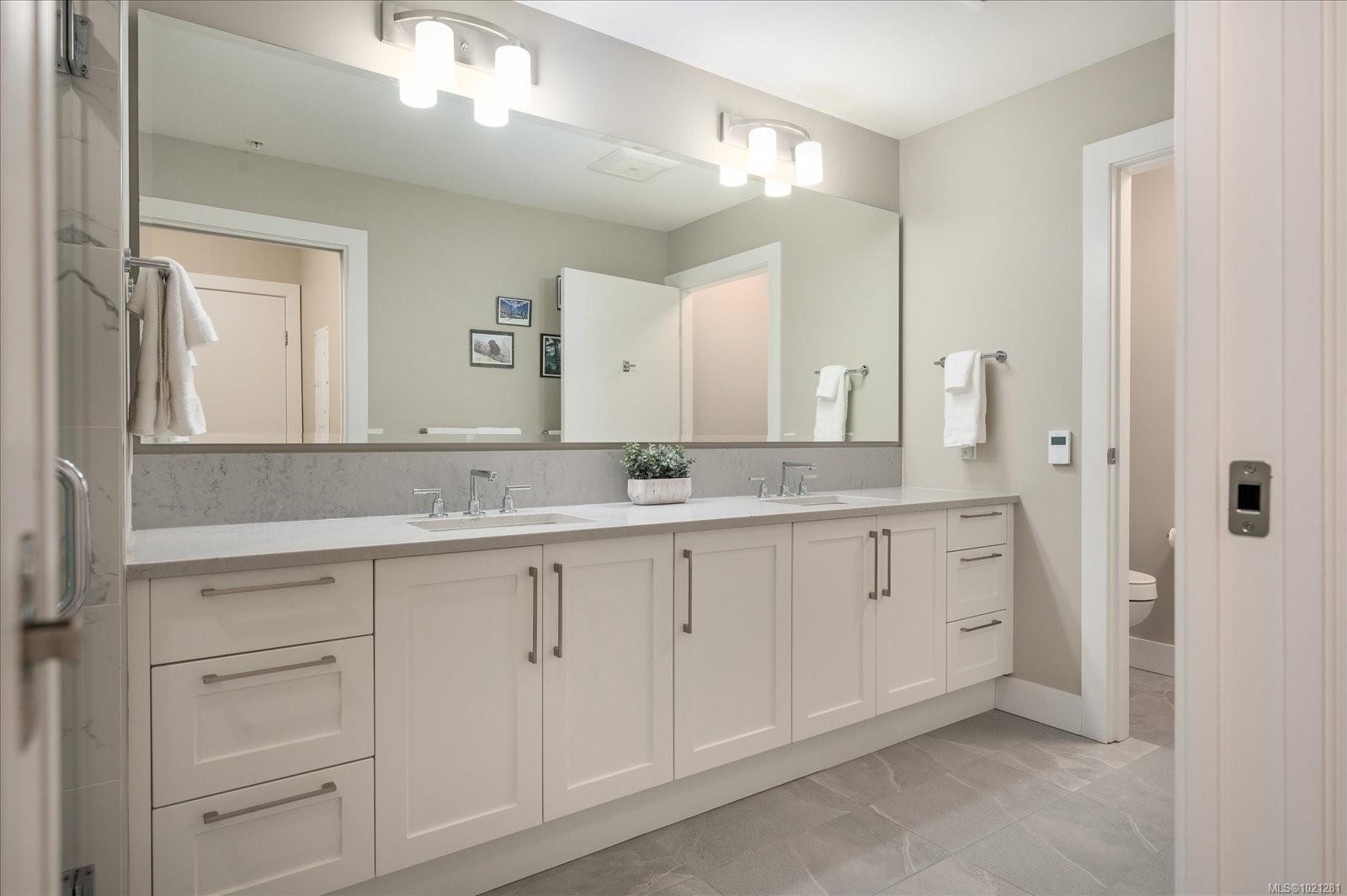 305-3529 Dolphin Dr, Nanoose Bay, BC - Indoor Photo Showing Bathroom
