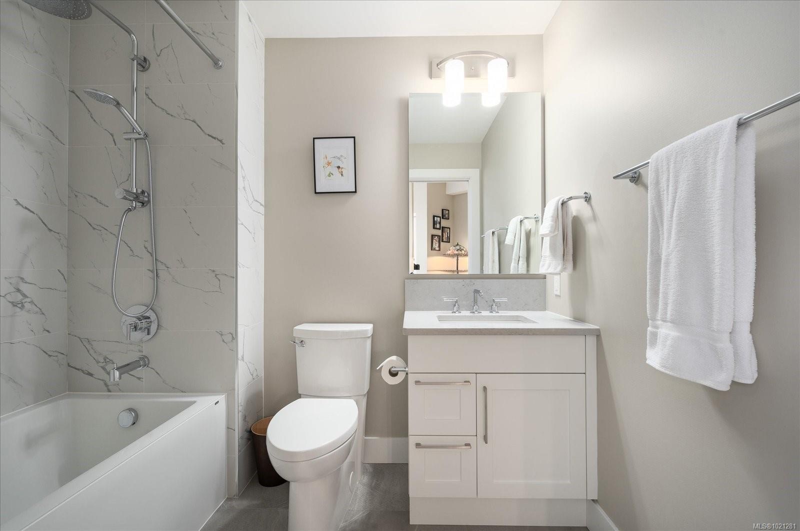 305-3529 Dolphin Dr, Nanoose Bay, BC - Indoor Photo Showing Bathroom