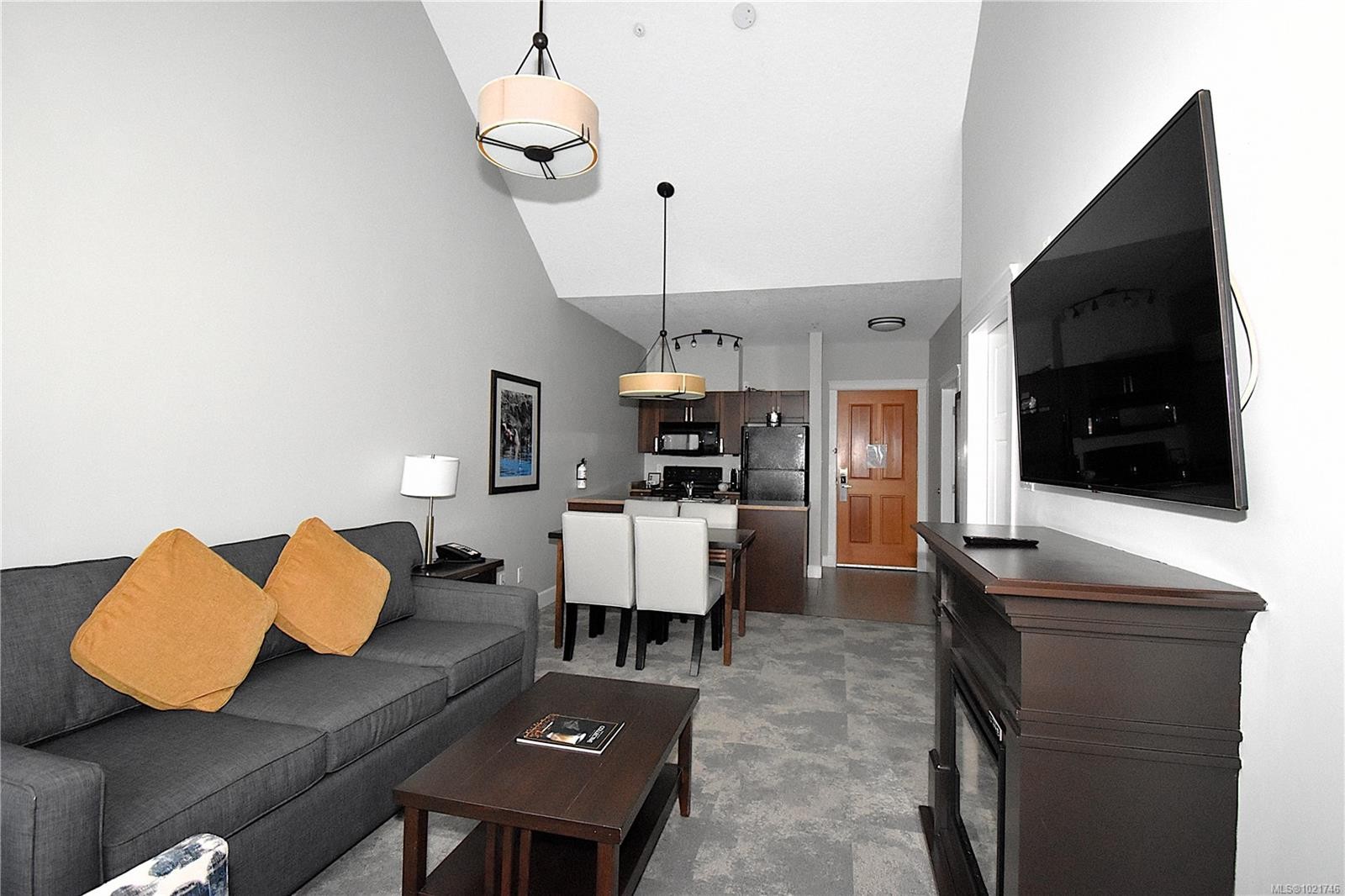 316D-1730 Riverside Lane, Courtenay, BC - Indoor Photo Showing Living Room