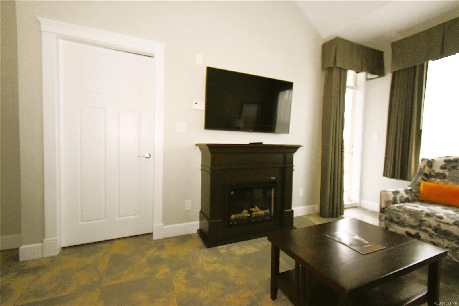 316D-1730 Riverside Lane, Courtenay, BC - Indoor Photo Showing Living Room With Fireplace