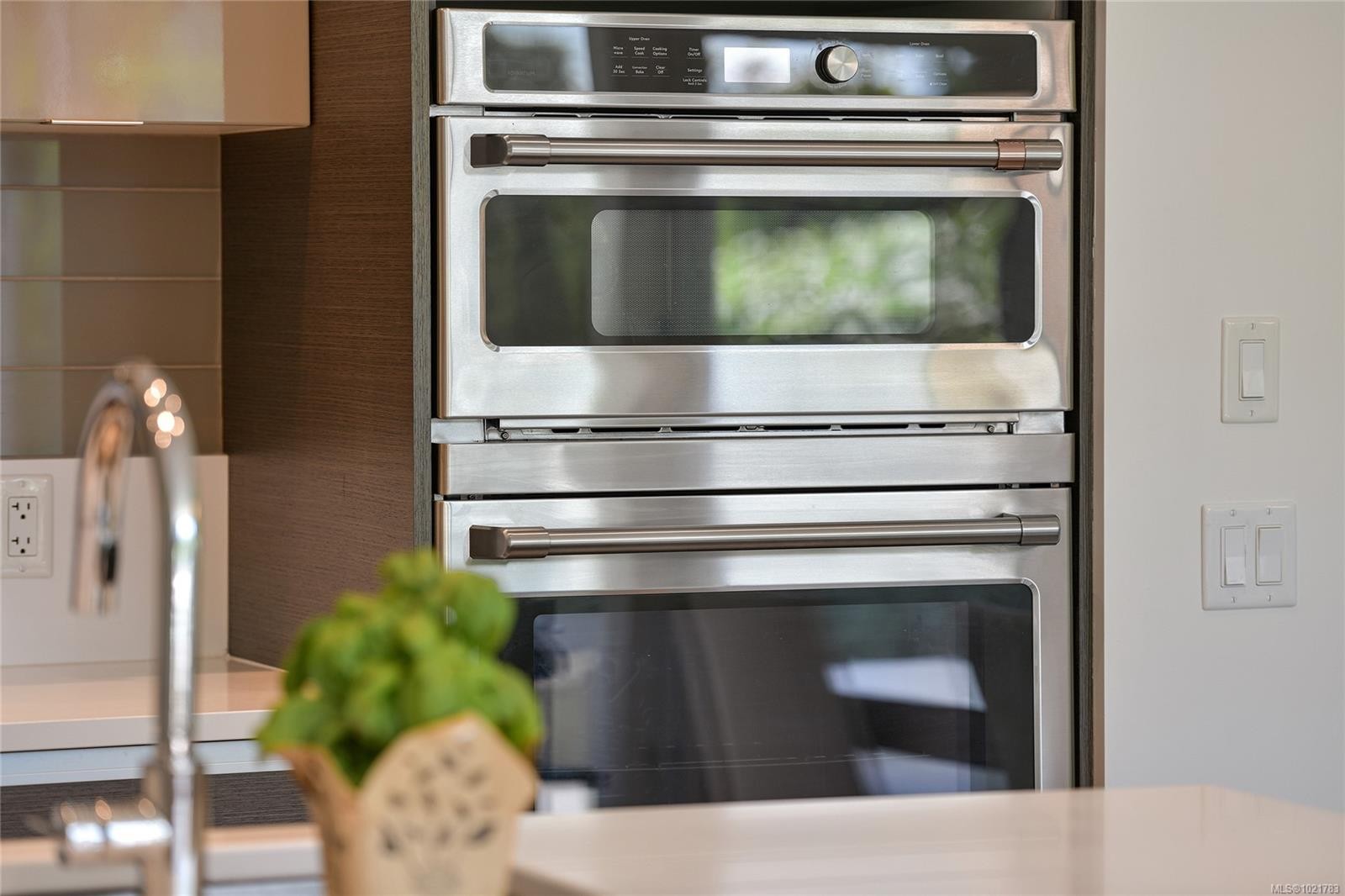 101-200 Douglas St, Victoria, BC - Indoor Photo Showing Kitchen