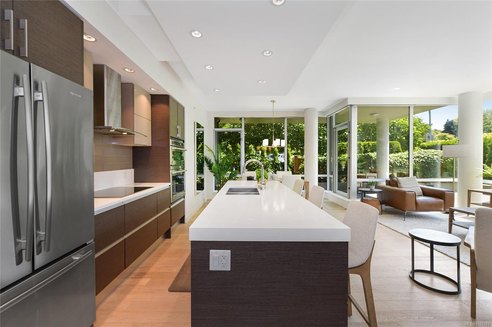 101-200 Douglas St, Victoria, BC - Indoor Photo Showing Kitchen