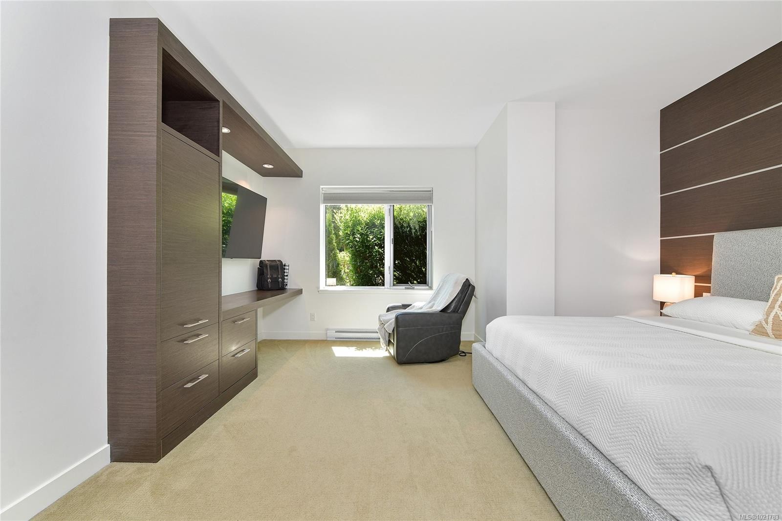 101-200 Douglas St, Victoria, BC - Indoor Photo Showing Bedroom