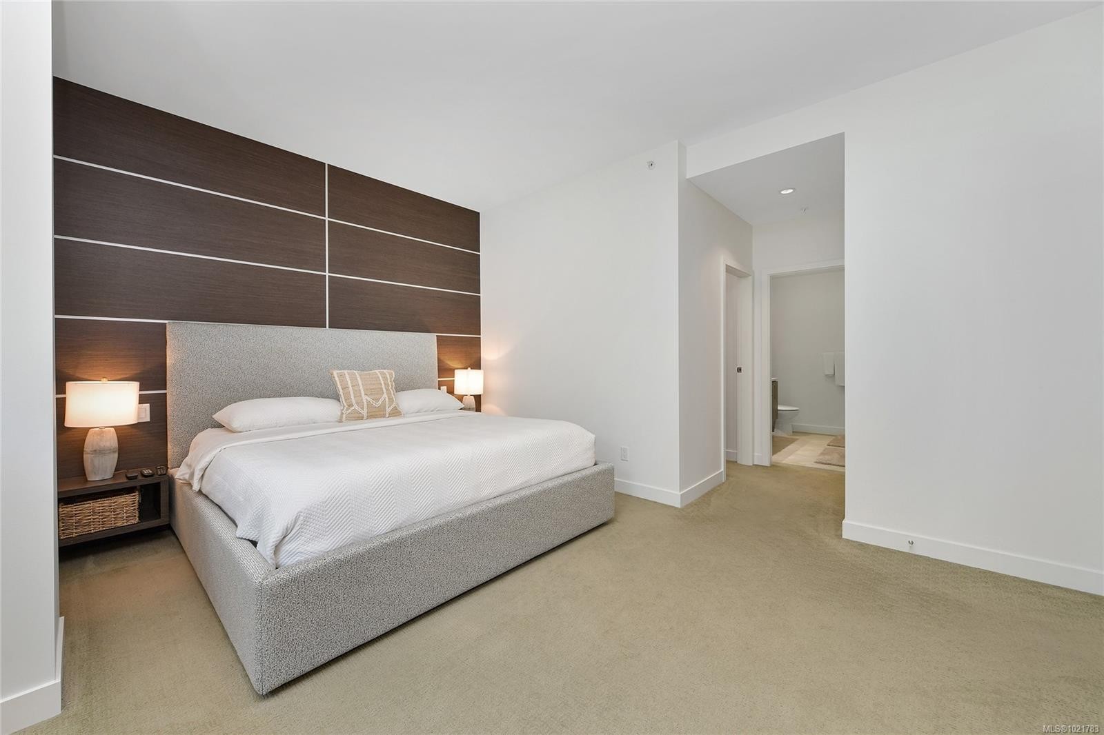 101-200 Douglas St, Victoria, BC - Indoor Photo Showing Bedroom