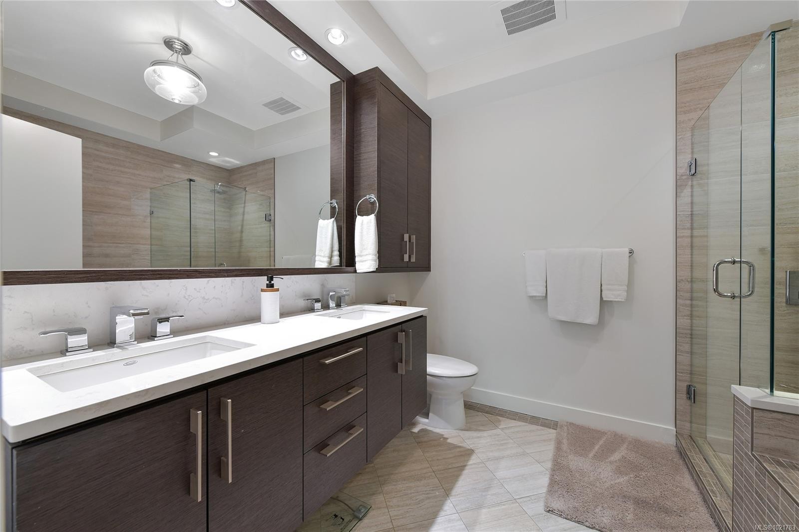 101-200 Douglas St, Victoria, BC - Indoor Photo Showing Bathroom