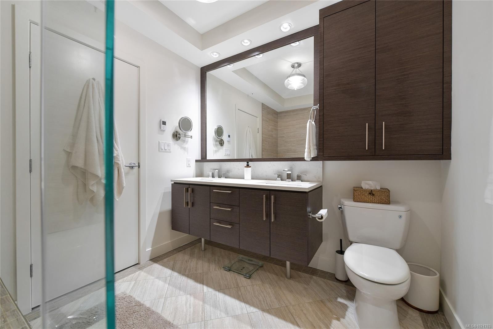 101-200 Douglas St, Victoria, BC - Indoor Photo Showing Bathroom