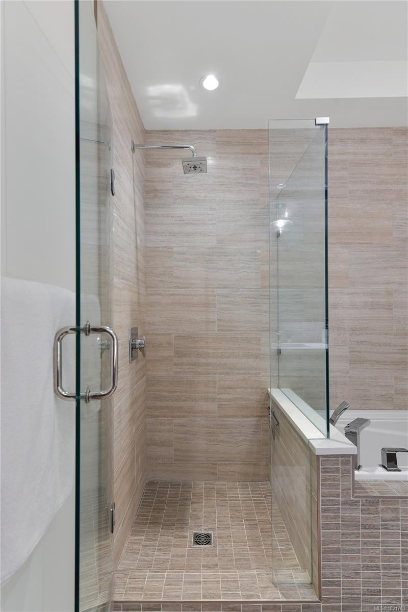 101-200 Douglas St, Victoria, BC - Indoor Photo Showing Bathroom