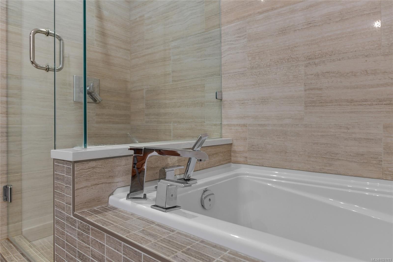 101-200 Douglas St, Victoria, BC - Indoor Photo Showing Bathroom