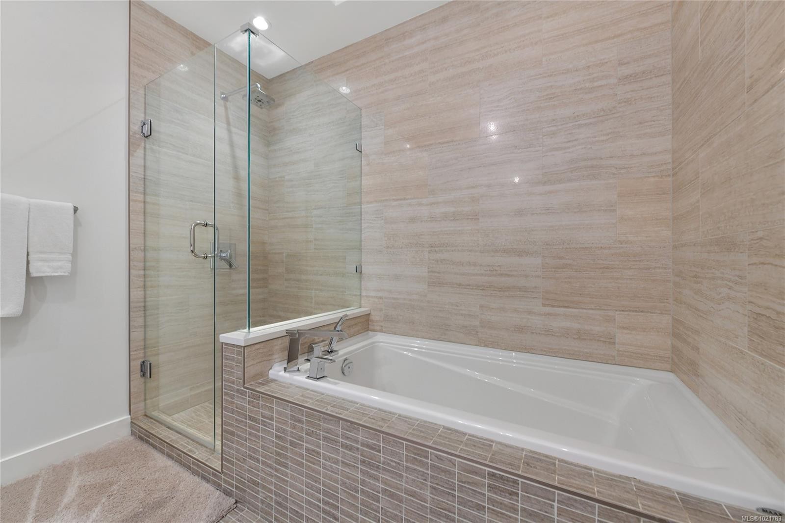 101-200 Douglas St, Victoria, BC - Indoor Photo Showing Bathroom