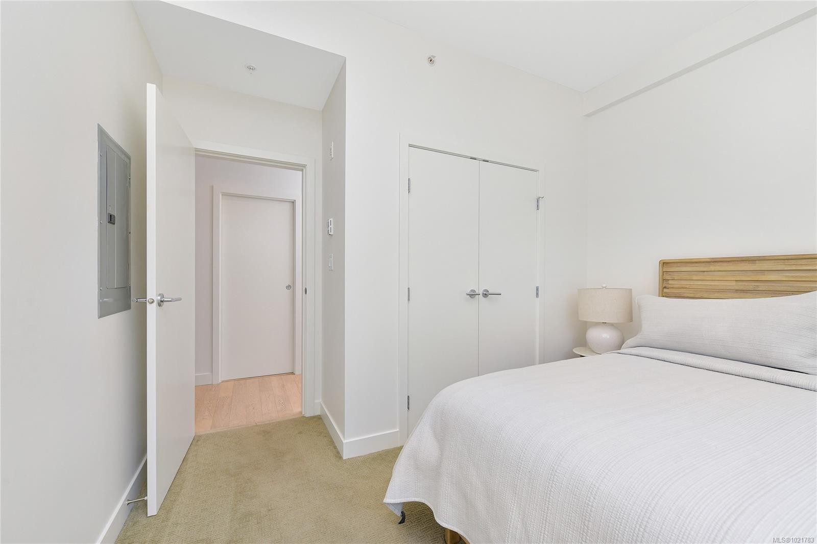 101-200 Douglas St, Victoria, BC - Indoor Photo Showing Bedroom