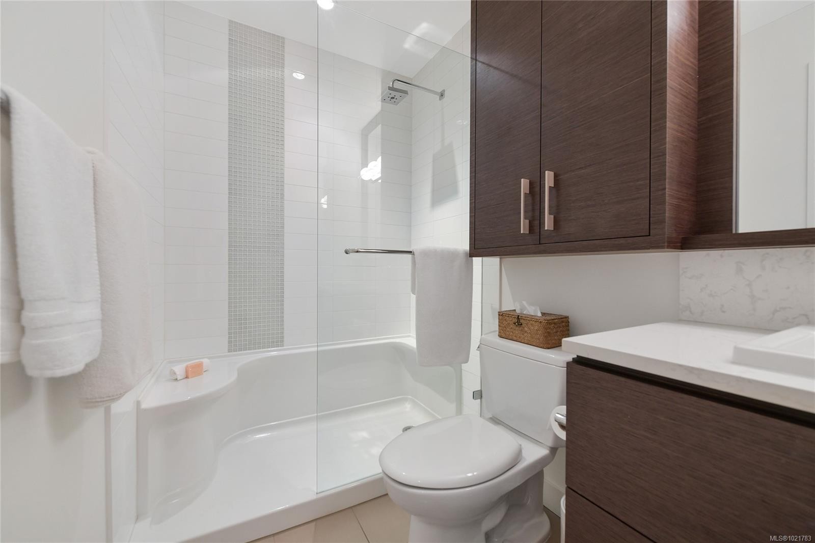 101-200 Douglas St, Victoria, BC - Indoor Photo Showing Bathroom