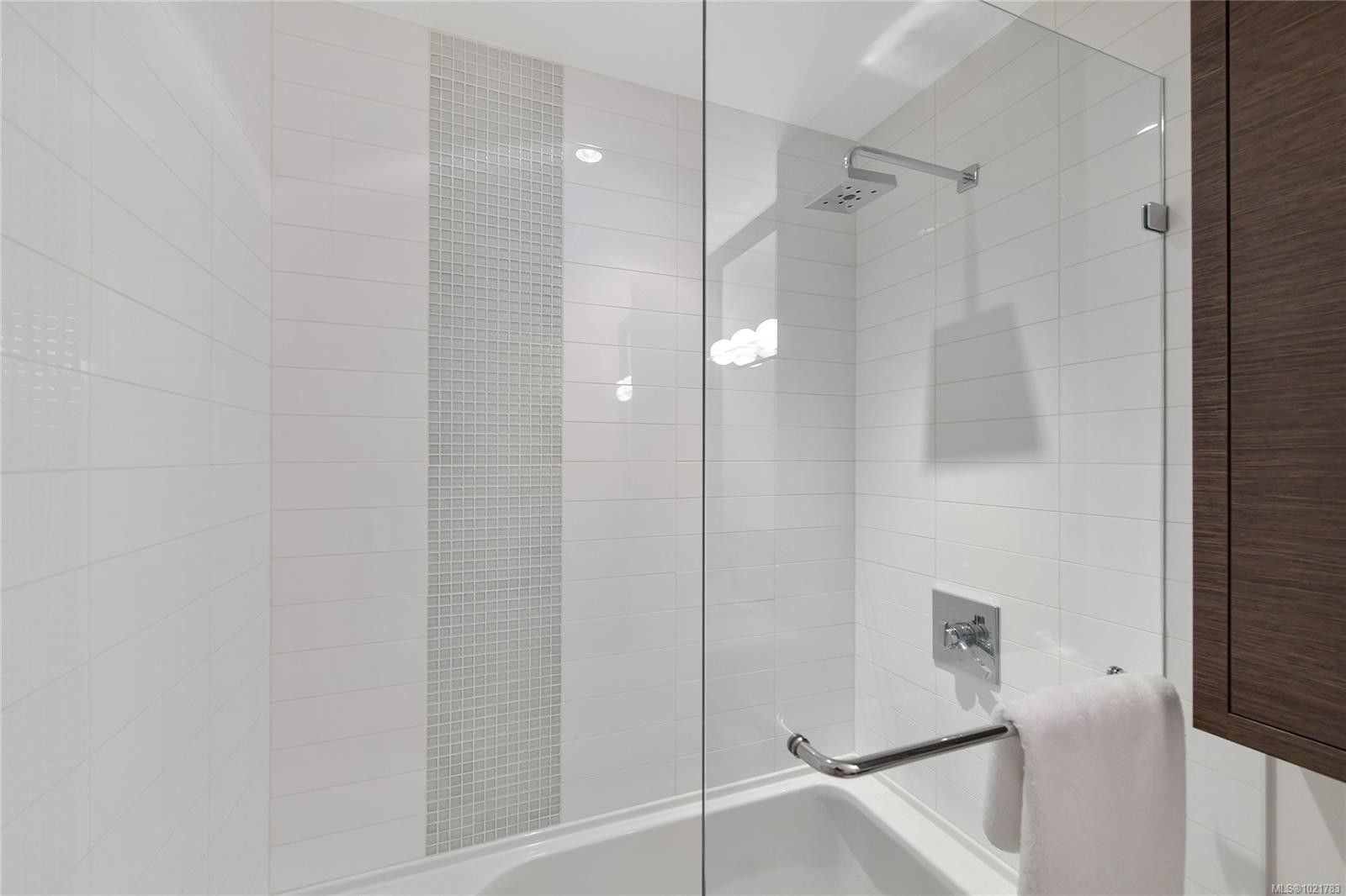 101-200 Douglas St, Victoria, BC - Indoor Photo Showing Bathroom