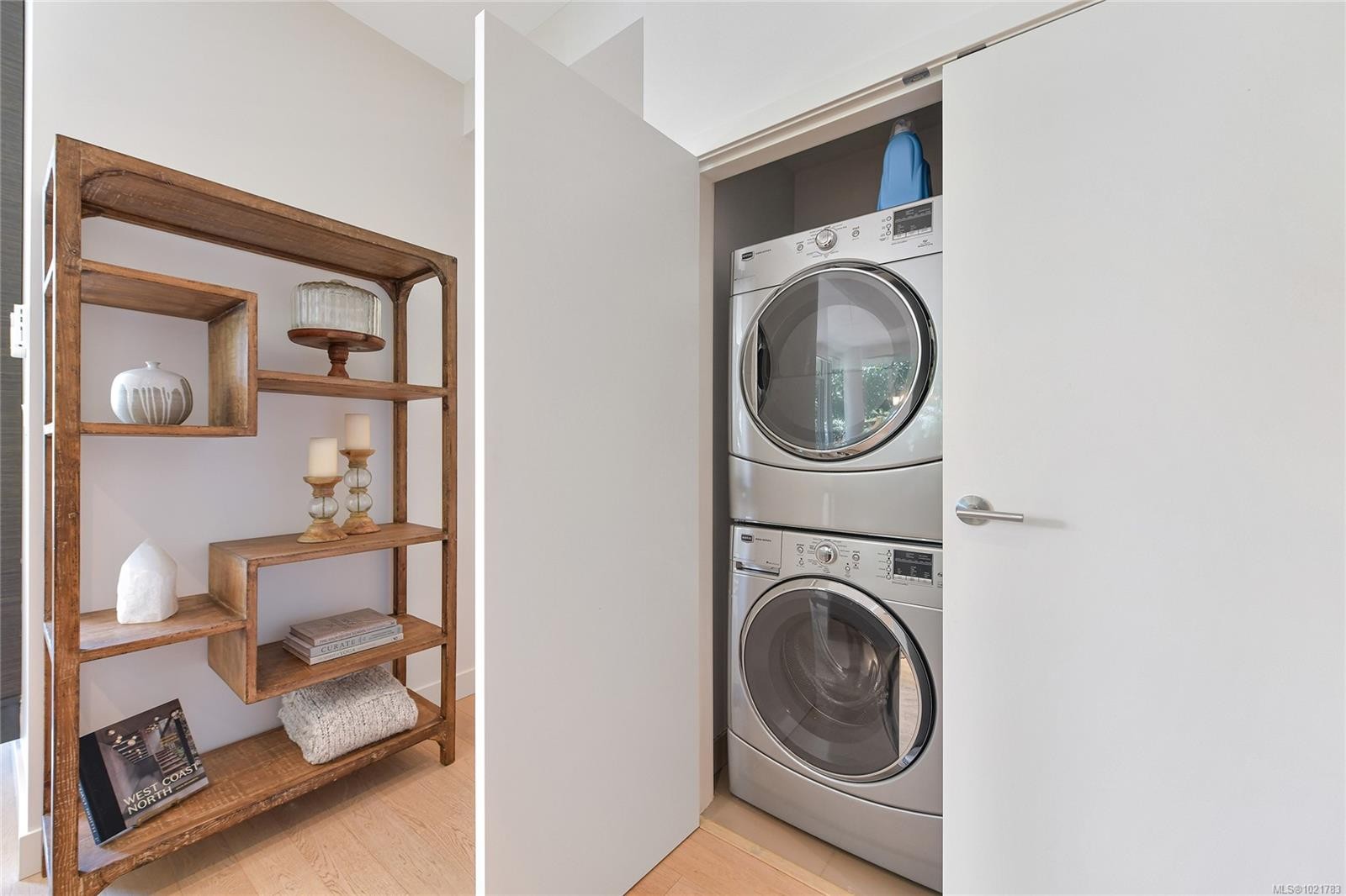 101-200 Douglas St, Victoria, BC - Indoor Photo Showing Laundry Room