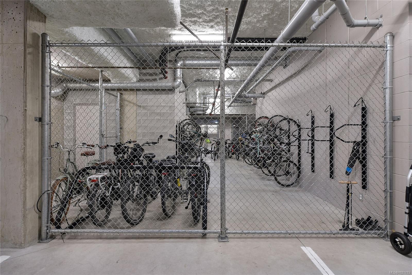 101-200 Douglas St, Victoria, BC - Indoor Photo Showing Garage