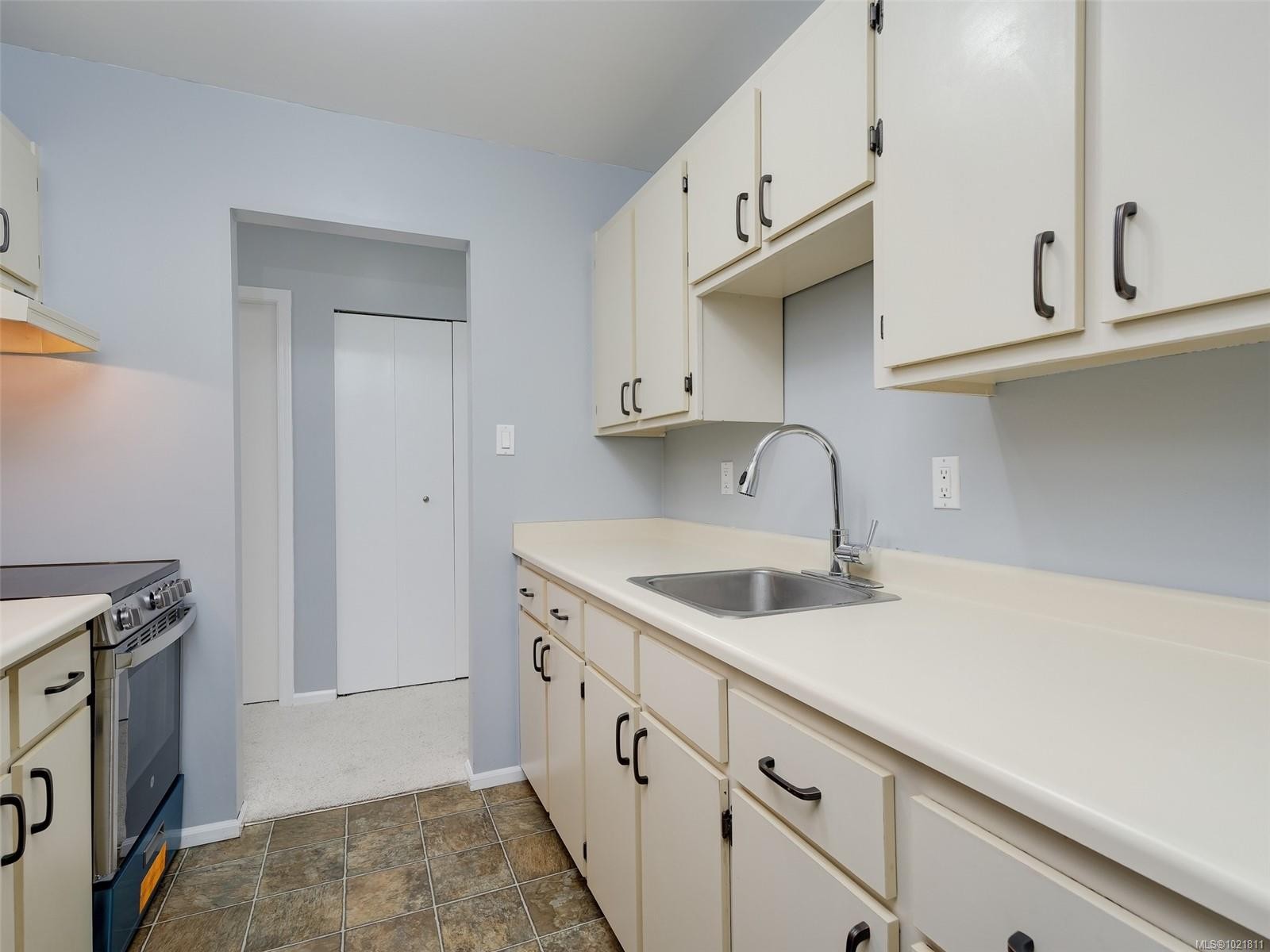 302-859 Carrie St, Esquimalt, BC