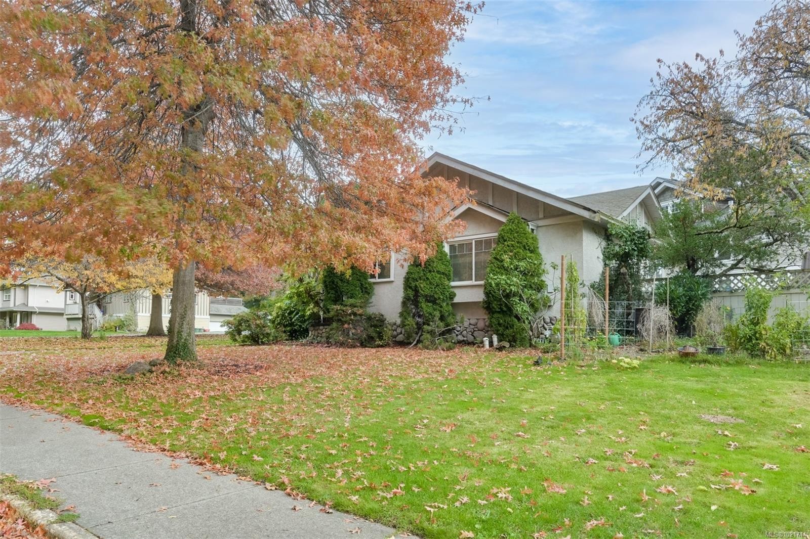 1975 Highland Rd, View Royal, BC