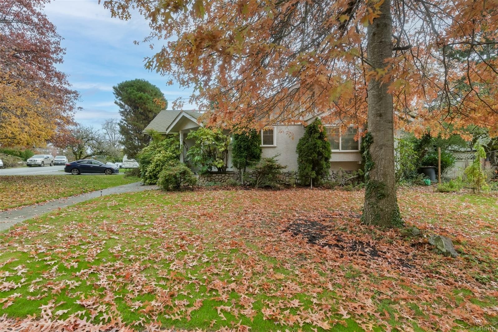 1975 Highland Rd, View Royal, BC