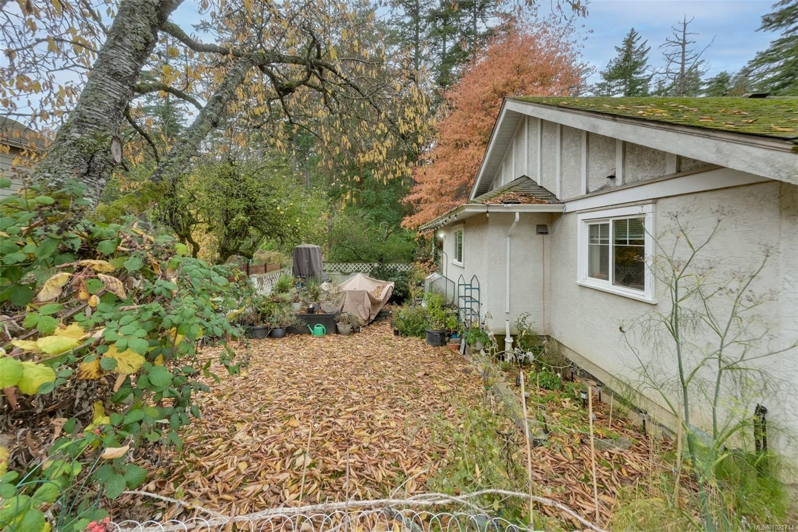 1975 Highland Rd, View Royal, BC