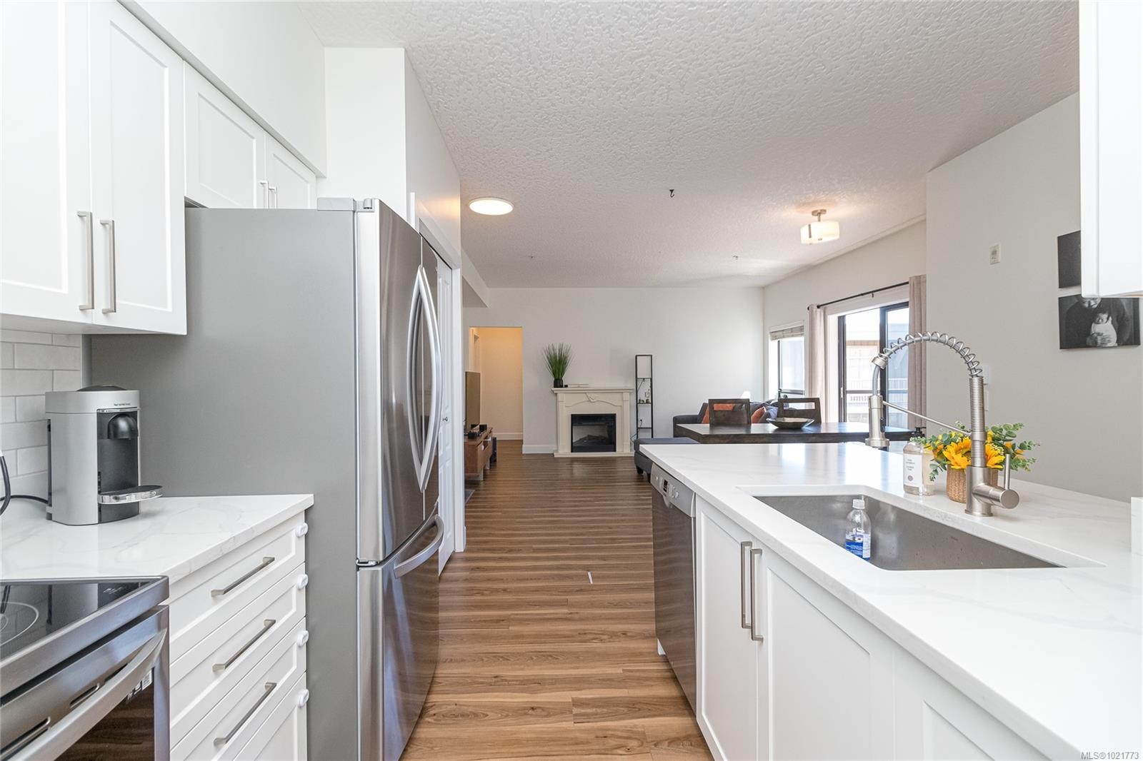 408-870 Short St, Saanich, BC - Indoor Photo Showing Kitchen