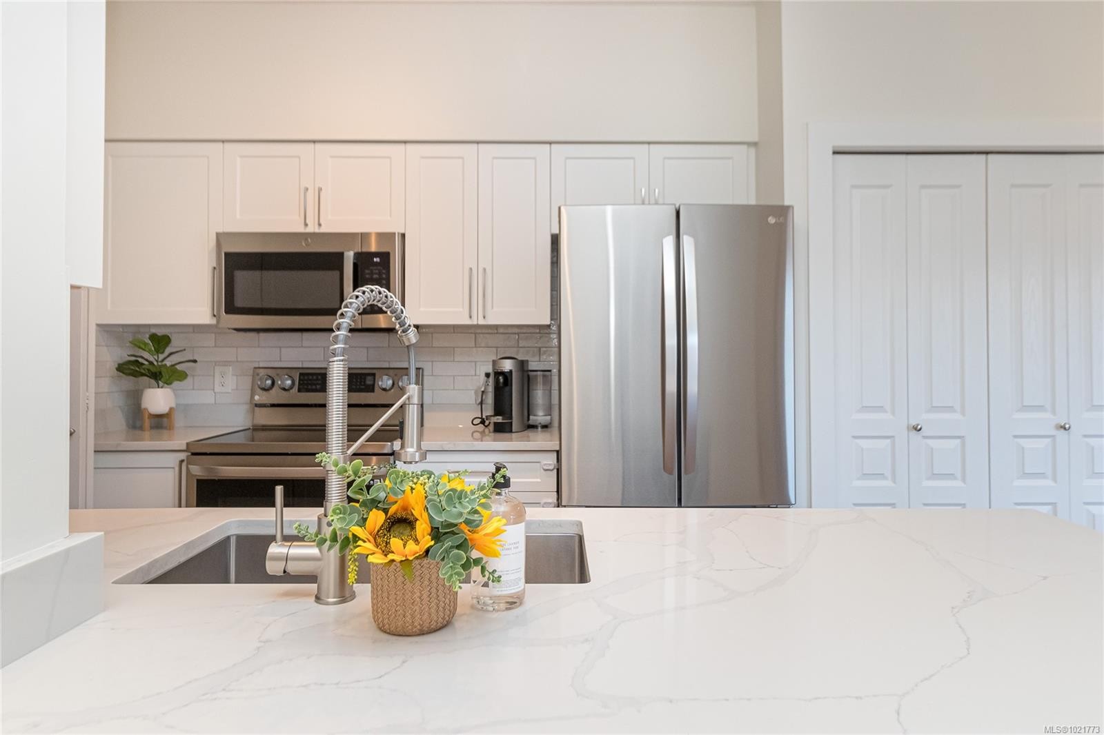 408-870 Short St, Saanich, BC - Indoor Photo Showing Kitchen With Double Sink With Upgraded Kitchen