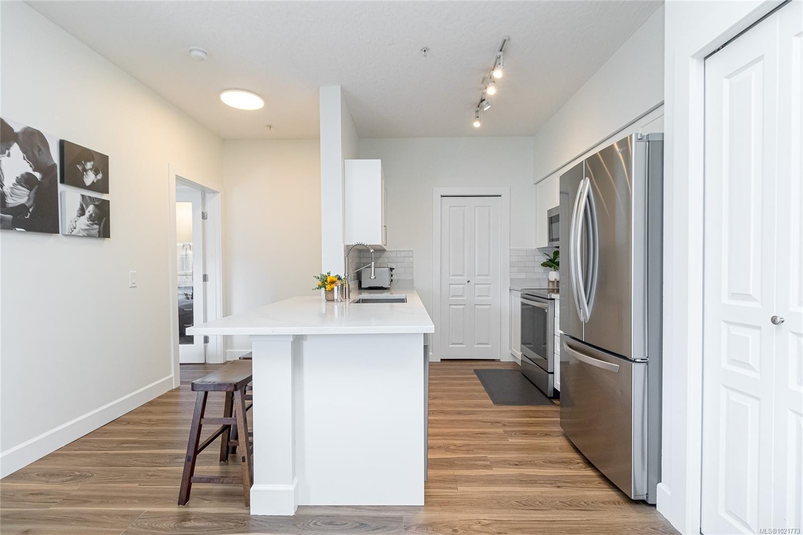 408-870 Short St, Saanich, BC - Indoor Photo Showing Kitchen