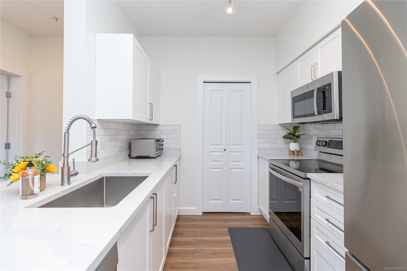 408-870 Short St, Saanich, BC - Indoor Photo Showing Kitchen With Upgraded Kitchen