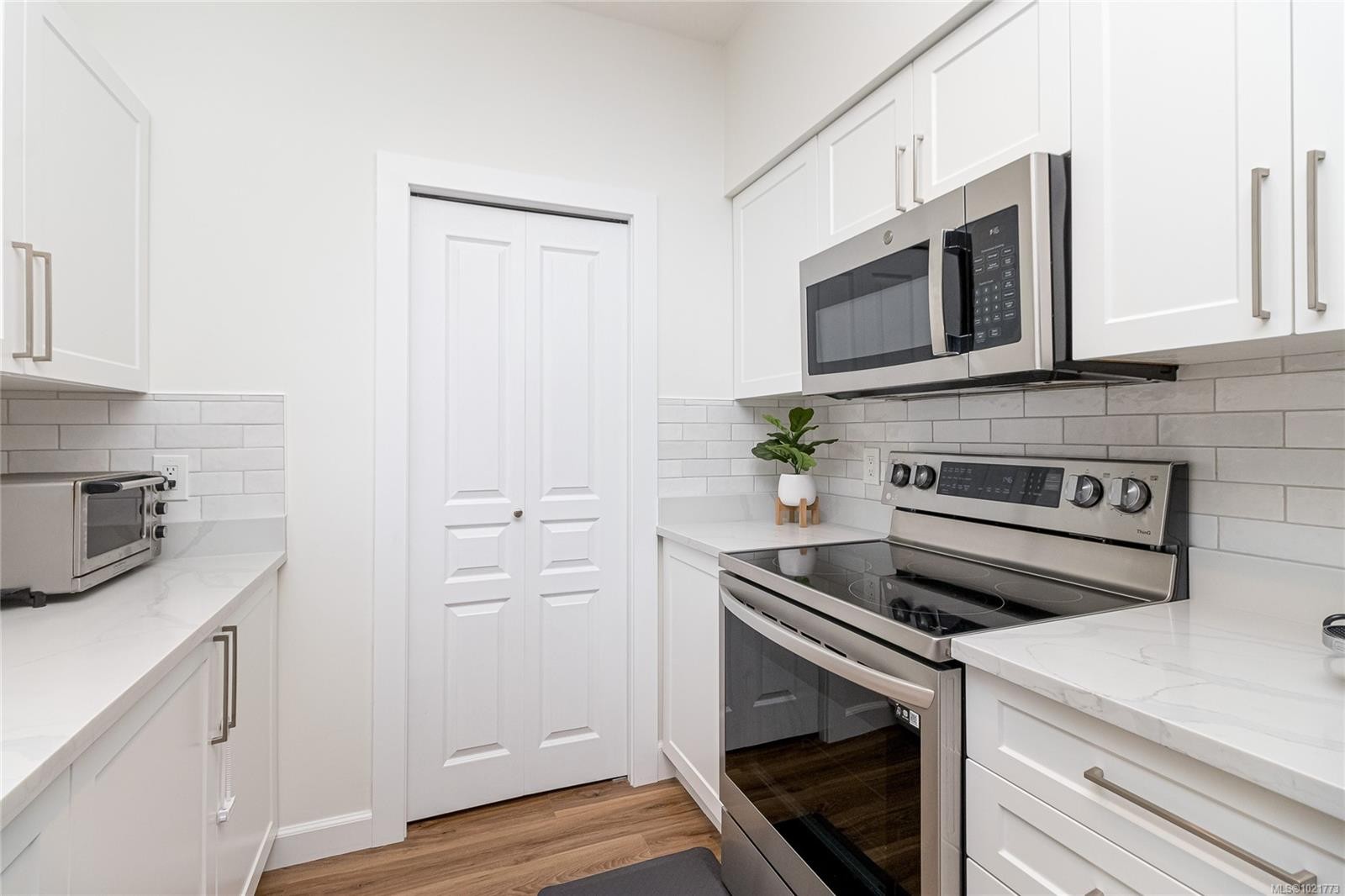 408-870 Short St, Saanich, BC - Indoor Photo Showing Kitchen